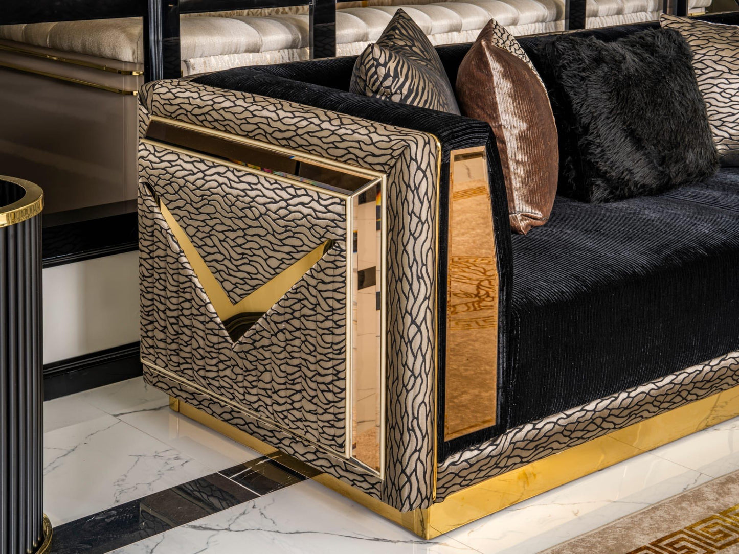Grand Leon’s Sofa Set